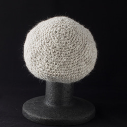 手紡ぎ毛糸のベレー帽（無染色・淡グレー） 3枚目の画像