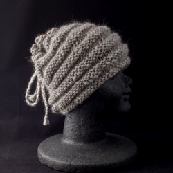 手紡ぎ毛糸のニット帽（無染色グレージュ・3way） 2枚目の画像