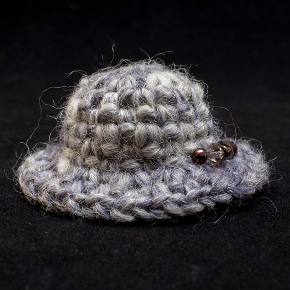 ハット型のブローチ（草木染め・手つむぎ・手編み） 3枚目の画像