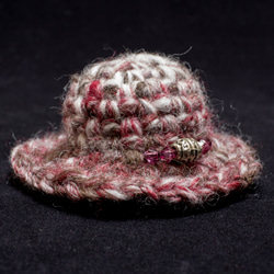 ハット型のブローチ（草木染め・手つむぎ・手編み） 1枚目の画像