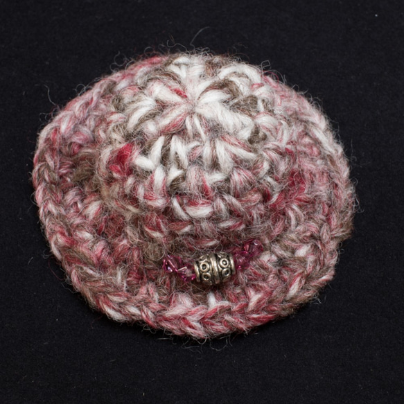 ハット型のブローチ（草木染め・手つむぎ・手編み） 2枚目の画像