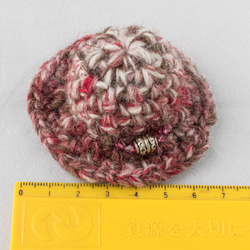 ハット型のブローチ（草木染め・手つむぎ・手編み） 7枚目の画像