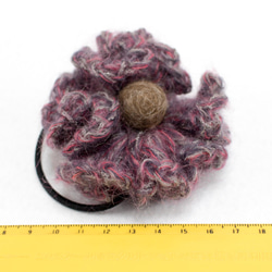 花モチーフのヘアゴム（草木染糸の手編み） 3枚目の画像