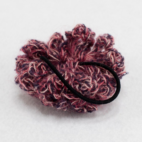 花モチーフのヘアゴム（草木染糸の手編み） 2枚目の画像