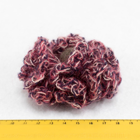 花モチーフのヘアゴム（草木染糸の手編み） 3枚目の画像