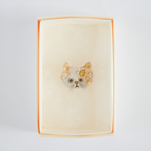 ミモザのわっか猫 刺繍ミニブローチ エキゾチックショートヘア