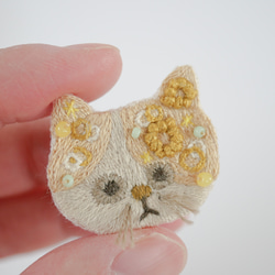 ミモザのわっか猫　刺繍ミニブローチ　エキゾチックショートヘア 2枚目の画像