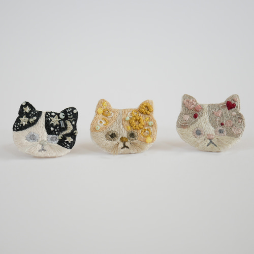 ミモザのわっか猫 刺繍ミニブローチ エキゾチックショートヘア
