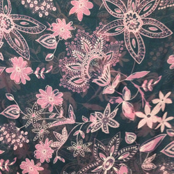 黒地にピンクの花柄／Pink floral pattern on black 1枚目の画像