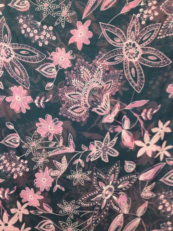 黒地にピンクの花柄／Pink floral pattern on black 1枚目の画像