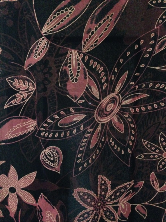 黒地にピンクの花柄／Pink floral pattern on black 3枚目の画像