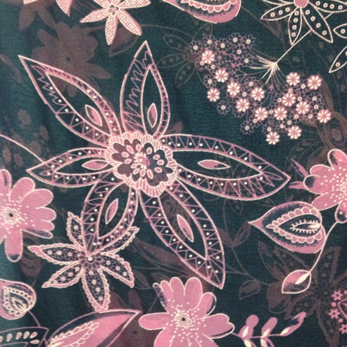 黒地にピンクの花柄／Pink floral pattern on black 生地