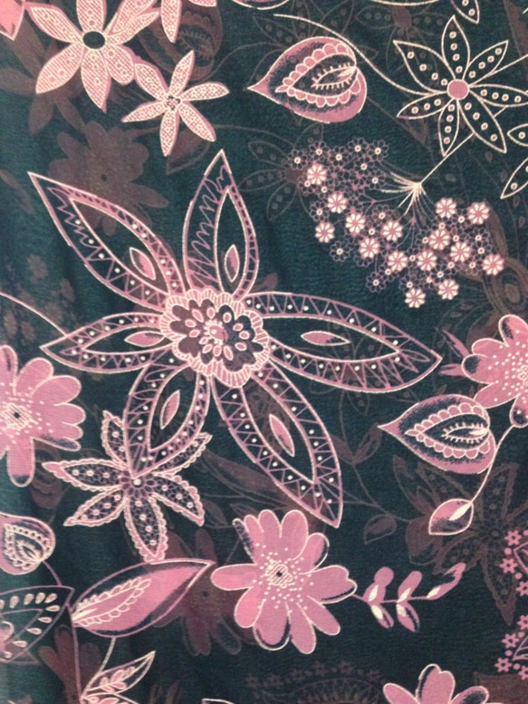 黒地にピンクの花柄／Pink floral pattern on black 6枚目の画像