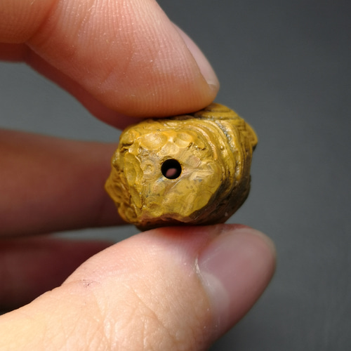 c0103 希少 九眼頁岩石原石20×25ミリ 貫通穴 天然石 kitata天然石·真珠 