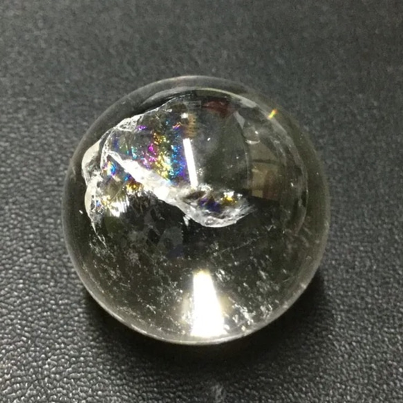 一点物☆送料無料 極上ハイグレード！ 天然石 虹入りヒマラヤエレスチャル水晶 １００.０ｃｔ．丸玉スフィア 2枚目の画像