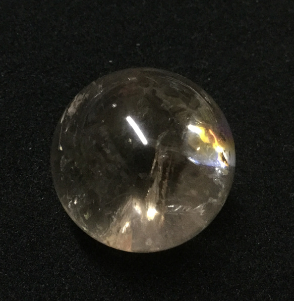 一点物☆極上ハイグレード！ ヒーリングストーン 天然石 虹入りヒマラヤエレスチャル水晶 ９０ｃｔ. 丸玉置き物 4枚目の画像