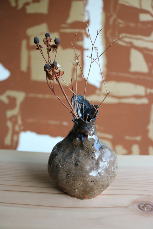 陶器の花瓶◆手びねり 焼き物 ハンドメイド 金彩口広手ひねり花器 （信楽焼・花瓶・花入れ・花器・壺・壷