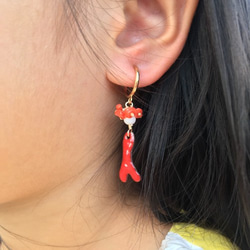 Shippou coral branch earrings / 七宝焼きの宝石サンゴ枝イヤリング 2枚目の画像