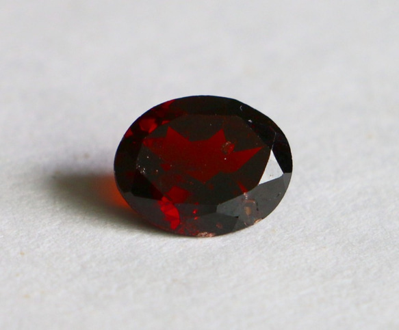 5.4ｃｔ　天然石　ガーネット　オーバル　ルース　 1枚目の画像