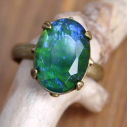 青紫の光があらわれる緑色チェコガラスのアンティーク調指輪14 1枚目の画像
