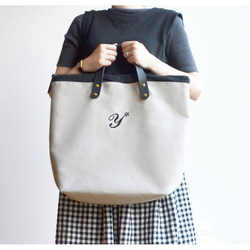 Initial tote bag [own] イニシャル刺繍のトートバッグ　帆布＊レザー 2枚目の画像