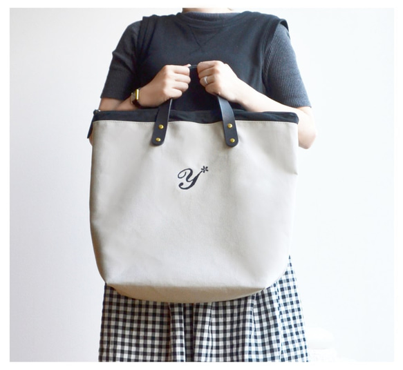 Initial tote bag [own] イニシャル刺繍のトートバッグ　帆布＊レザー 2枚目の画像