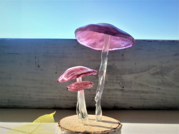 ガラスのキノコ　置物　オブジェ　紫ピンク3本 1枚目の画像