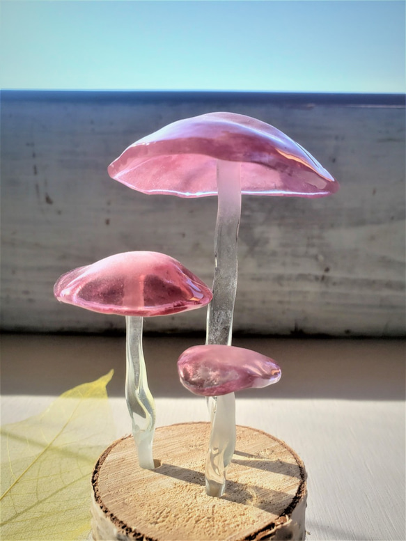 ガラスのキノコ　置物　オブジェ　紫ピンク3本 4枚目の画像