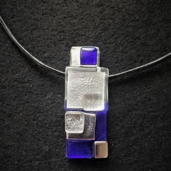 ガラスのペンダント　ネックレス　ブロック　コバルト 1枚目の画像