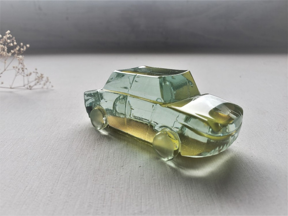 ガラスの車　置物　オブジェ 　金属箔ゴールド 2枚目の画像