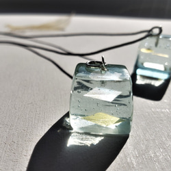 ガラスのペンダント　ネックレス　銀澄キューブ 2枚目の画像