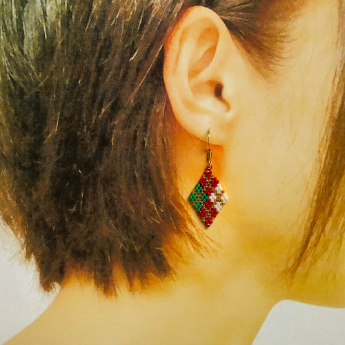 デリカビーズピアス カラフルモザイクタイルカラーフリンジピアス黒 他