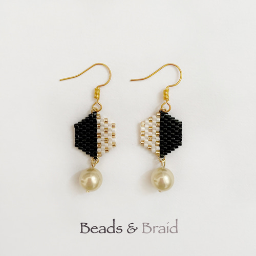 デリカビーズピアス/イヤリング 六角形ドット(黒) ピアス