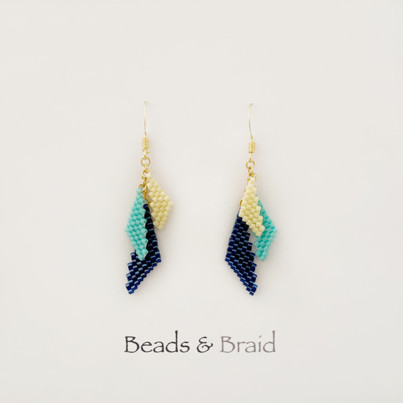 デリカビーズピアス/イヤリング 揺れるトライアングル ピアス（フック