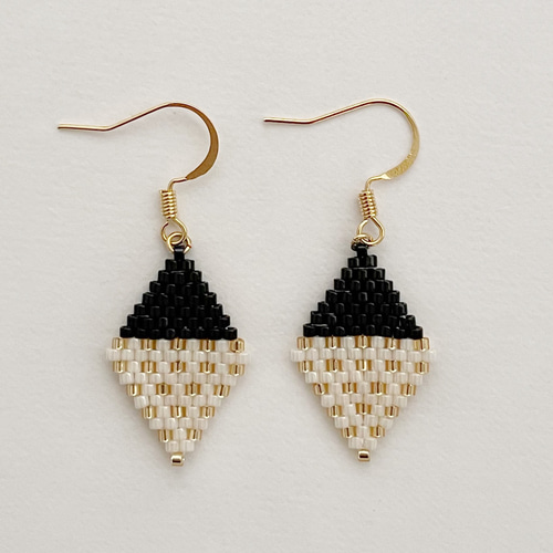 デリカビーズピアス/イヤリング ひし形ドット ピアス（フック