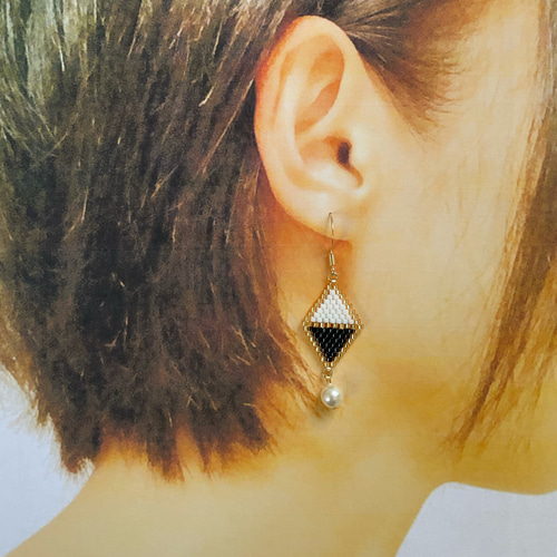 デリカビーズピアス/イヤリング ひし形パール(黒) ピアス