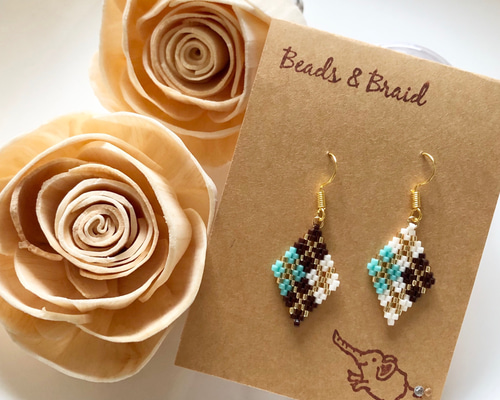 デリカビーズピアス/イヤリング ひし形チェック(水色×茶色) ピアス