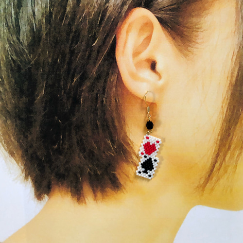 デリカビーズピアス/イヤリング バラを赤く塗ろう ピアス（フック