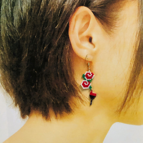 デリカビーズピアス/イヤリング バラを赤く塗ろう ピアス（フック