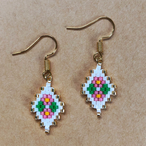 デリカビーズピアス/イヤリング プリムラ(ひし形) ピアス