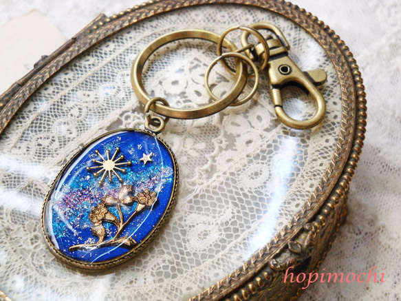 【sold】星空花のレジンバッグチャーム 2枚目の画像