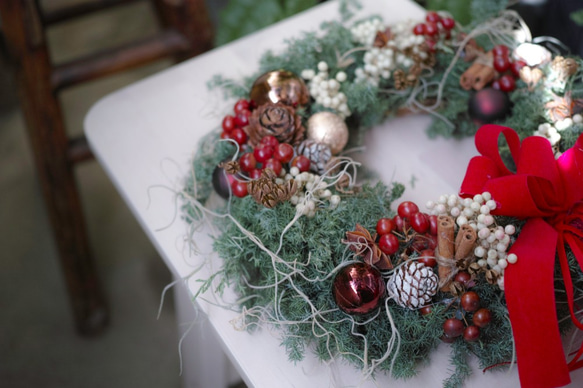 真っ赤なリボンのクリスマスリース 1枚目の画像