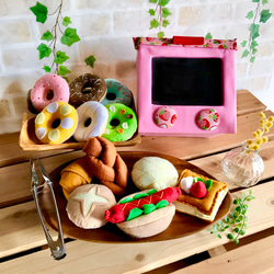 おままごと☆苺とフェルトのピンク色オーブンレンジでパン&ドーナツ屋さん 1枚目の画像