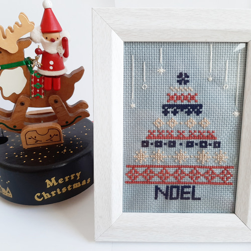 ヴィンテージ  フォトフレーム　クリスマス クロスステッチ刺繍のクリスマスツリーのフォトフレーム フォト