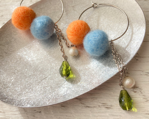【公式】フジのお歳暮・冬ギフト 羊毛フェルトボール◯フープピアス【薄ブルー×オレンジ】 ピアス アクセサリー