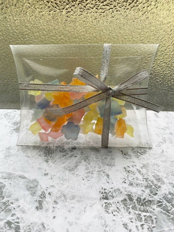 食べる宝石　キラキラ　虹色のカケラ　琥珀糖(リボン) 1枚目の画像