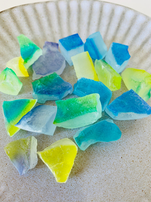 食べる宝石　キラキラ　虹色のカケラ　琥珀糖 (カップ） 2枚目の画像