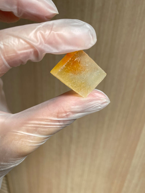 食べる宝石　キラキラ橙色のカケラ　ほんのりオレンジ味の琥珀糖 (カップ） 3枚目の画像