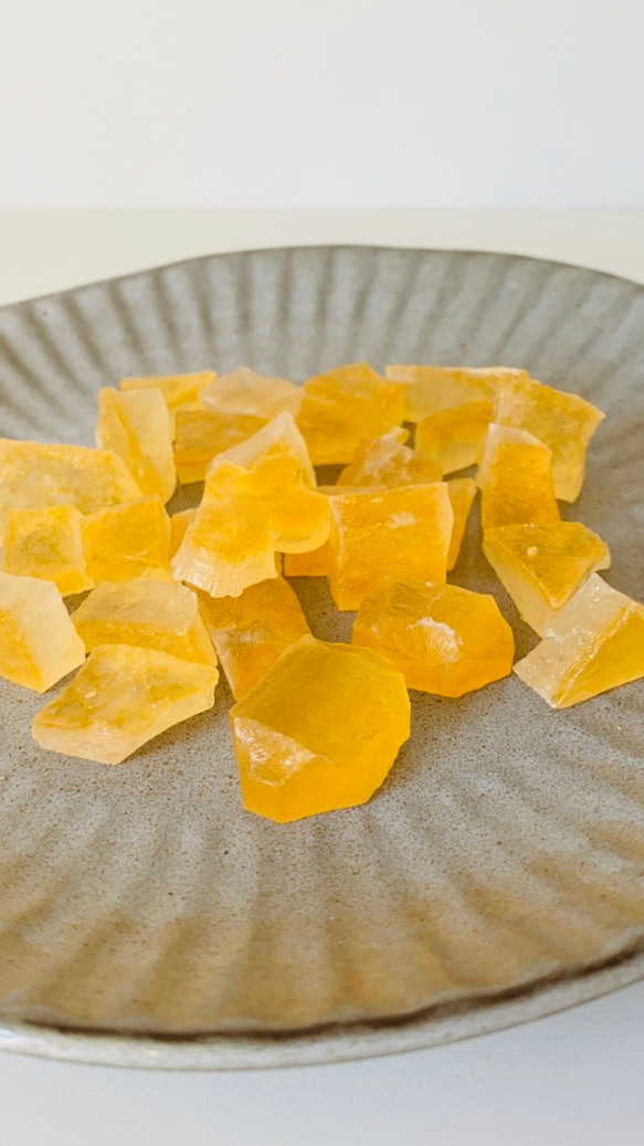 食べる宝石　キラキラ橙色のカケラ　ほんのりオレンジ味の琥珀糖(リボン) 1枚目の画像