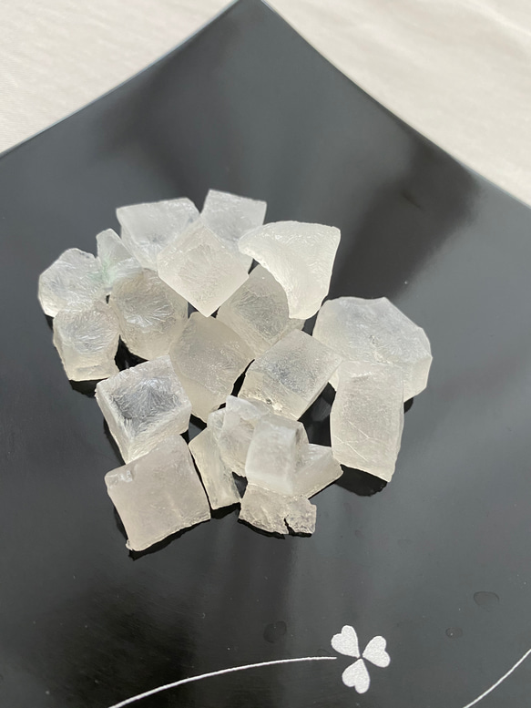 食べる宝石　キラキラ水晶のカケラ　ほんのりココナッツ味の琥珀糖(カップ) 1枚目の画像